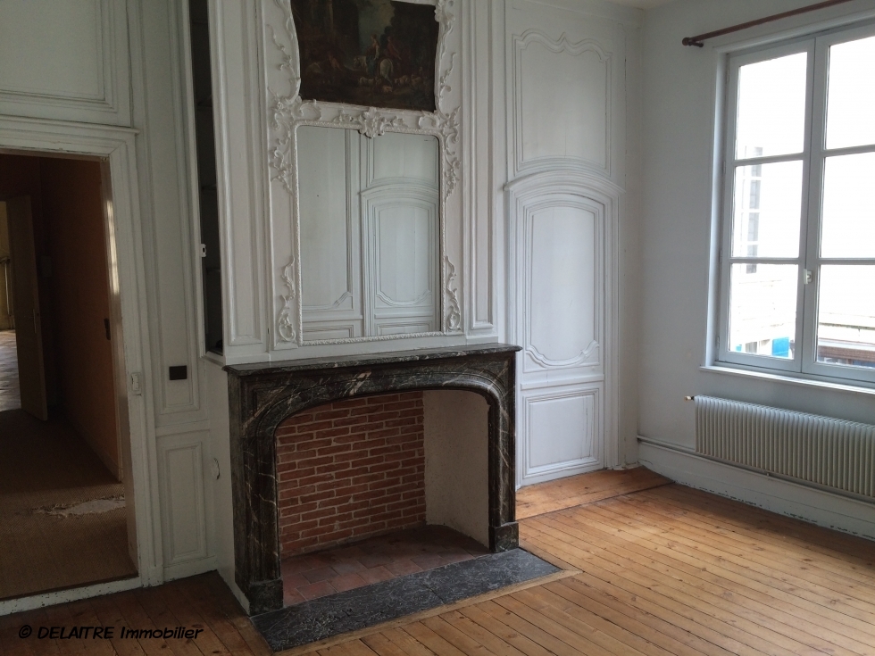 l'agence immobilière de bois guillaume a à vendre un  APPARTEMENT ancien DE 179M² AVEC un  GARAGE . il offre une GRANDE ENTREE ,une  GRANDE RECEPTION ,une  CUISINE, DEUX CHAMBRES ,DEUX SALLE DE BAINS. Son CHAUFFAGE est   INDIVIDUEL au  GAZ, il très  TRES LUMINEUX .