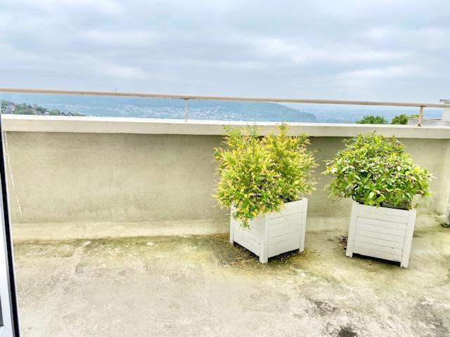A vendre Bois guillaume dans cette copropriété de qualité au calme , cet appartement de 81 m2 hab avec cave et parking en sous sol et  vue panoramique plein sud, est et ouest  Suspendu au dernier étage avec ascenseur et comprenant : une entrée, une cuisine aménagée et équipée avec balcon et loggia , un cellier, un séjour salon 32 m² au sud donnant accès à un balcon filant et une vue panoramique, deux belles chambres dont une avec placard, une salle de douches, WC.   Important des  travaux d'isolation par...