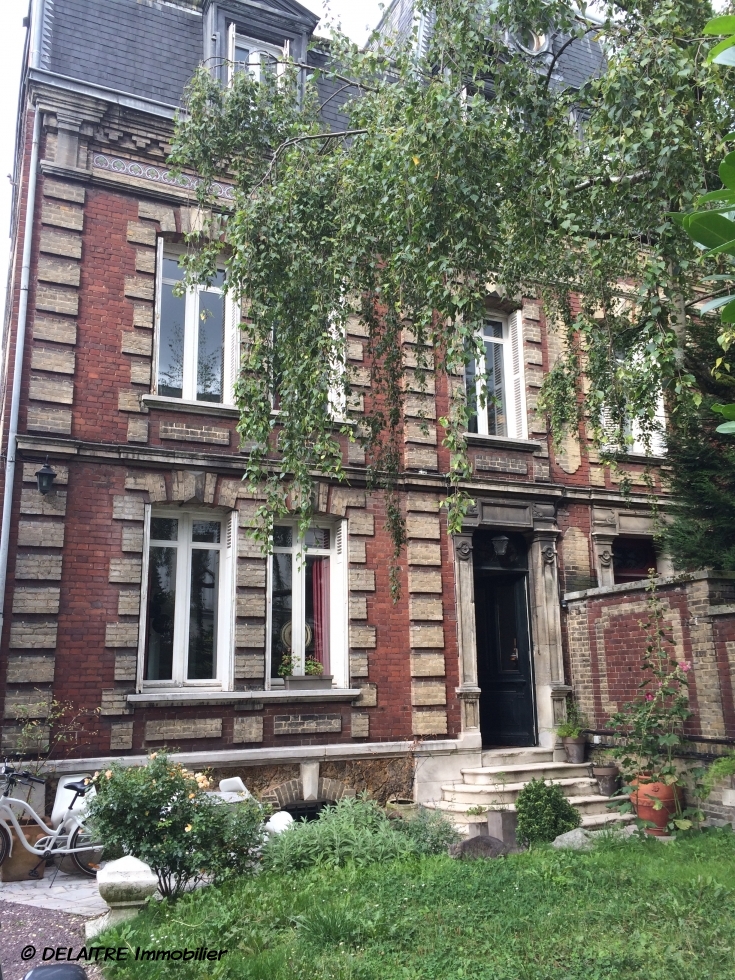 à ROUEN GARE, cette  MAISON DE MAITRE  220m² HABitable  avec  PARQUETs, MOULURES, et CHEMINEEs est à vendre .  son  JARDIN CLOS DE MURS ET son  GARAGE  POUR cinq  VEHICULES sont très fonctionnel. Elle offre une ENTREE , une GRANDE RECEPTION, une CUISINE EQUIPEE  AV COIN REPAS , quatre CHAMBRES, UN BUREAU , une SALLE DE BAINS , une SALLE DE DOUCHES et  trois  WC.