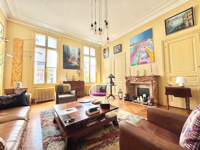 L'agence  DELAITRE IMMOBILIER vous propose , dans une construction de qualité :  Cet appartement 145 m2 en loi carrez  de style ancien  avec parking  et cave, très bien tenu en très bon état  avec parquets, moulures , cheminées .  Fonctionnel avec une entrée  desservant  une grande réception avec cheminée, une grande cuisine meublée et équipée , trois chambres dont un avec salle de bains, deux wc, une salle de bains indépendante, nombreux rangements.  Son exposition sud ouest apporte une belle luminosité...