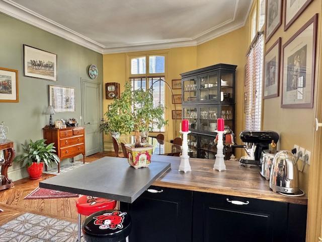 L'agence  DELAITRE IMMOBILIER vous propose , dans une construction de qualité :  Cet appartement 145 m2 en loi carrez  de style ancien  avec parking  et cave, très bien tenu en très bon état  avec parquets, moulures , cheminées .  Fonctionnel avec une entrée  desservant  une grande réception avec cheminée, une grande cuisine meublée et équipée , trois chambres dont un avec salle de bains, deux wc, une salle de bains indépendante, nombreux rangements.  Son exposition sud ouest apporte une belle luminosité...