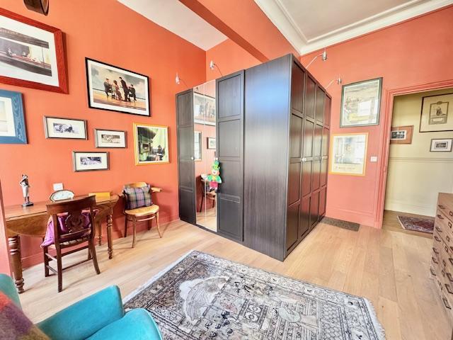 L'agence  DELAITRE IMMOBILIER vous propose , dans une construction de qualité :  Cet appartement 145 m2 en loi carrez  de style ancien  avec parking  et cave, très bien tenu en très bon état  avec parquets, moulures , cheminées .  Fonctionnel avec une entrée  desservant  une grande réception avec cheminée, une grande cuisine meublée et équipée , trois chambres dont un avec salle de bains, deux wc, une salle de bains indépendante, nombreux rangements.  Son exposition sud ouest apporte une belle luminosité...