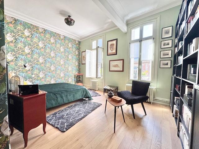 L'agence  DELAITRE IMMOBILIER vous propose , dans une construction de qualité :  Cet appartement 145 m2 en loi carrez  de style ancien  avec parking  et cave, très bien tenu en très bon état  avec parquets, moulures , cheminées .  Fonctionnel avec une entrée  desservant  une grande réception avec cheminée, une grande cuisine meublée et équipée , trois chambres dont un avec salle de bains, deux wc, une salle de bains indépendante, nombreux rangements.  Son exposition sud ouest apporte une belle luminosité...