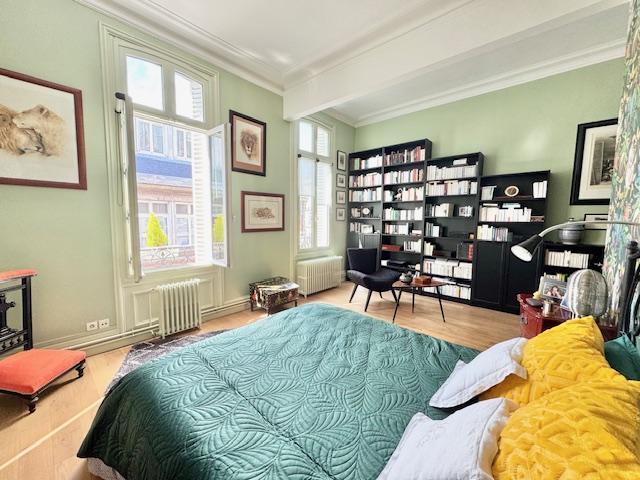 L'agence  DELAITRE IMMOBILIER vous propose , dans une construction de qualité :  Cet appartement 145 m2 en loi carrez  de style ancien  avec parking  et cave, très bien tenu en très bon état  avec parquets, moulures , cheminées .  Fonctionnel avec une entrée  desservant  une grande réception avec cheminée, une grande cuisine meublée et équipée , trois chambres dont un avec salle de bains, deux wc, une salle de bains indépendante, nombreux rangements.  Son exposition sud ouest apporte une belle luminosité...