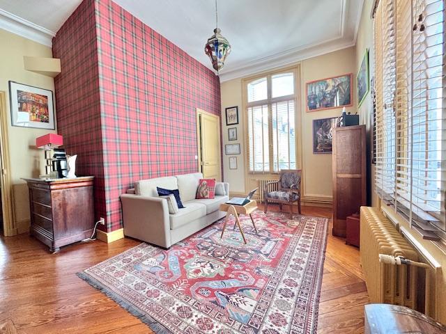 L'agence  DELAITRE IMMOBILIER vous propose , dans une construction de qualité :  Cet appartement 145 m2 en loi carrez  de style ancien  avec parking  et cave, très bien tenu en très bon état  avec parquets, moulures , cheminées .  Fonctionnel avec une entrée  desservant  une grande réception avec cheminée, une grande cuisine meublée et équipée , trois chambres dont un avec salle de bains, deux wc, une salle de bains indépendante, nombreux rangements.  Son exposition sud ouest apporte une belle luminosité...