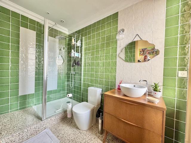 L'agence  DELAITRE IMMOBILIER vous propose , dans une construction de qualité :  Cet appartement 145 m2 en loi carrez  de style ancien  avec parking  et cave, très bien tenu en très bon état  avec parquets, moulures , cheminées .  Fonctionnel avec une entrée  desservant  une grande réception avec cheminée, une grande cuisine meublée et équipée , trois chambres dont un avec salle de bains, deux wc, une salle de bains indépendante, nombreux rangements.  Son exposition sud ouest apporte une belle luminosité...