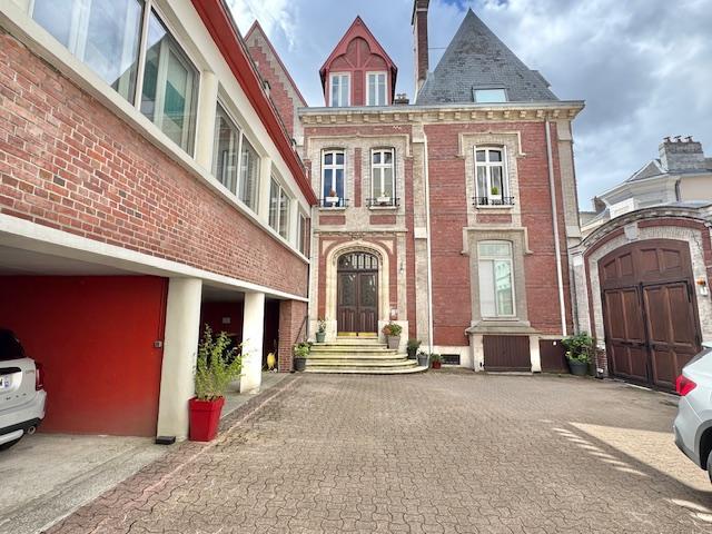 L'agence  DELAITRE IMMOBILIER vous propose , dans une construction de qualité :  Cet appartement 145 m2 en loi carrez  de style ancien  avec parking  et cave, très bien tenu en très bon état  avec parquets, moulures , cheminées .  Fonctionnel avec une entrée  desservant  une grande réception avec cheminée, une grande cuisine meublée et équipée , trois chambres dont un avec salle de bains, deux wc, une salle de bains indépendante, nombreux rangements.  Son exposition sud ouest apporte une belle luminosité...
