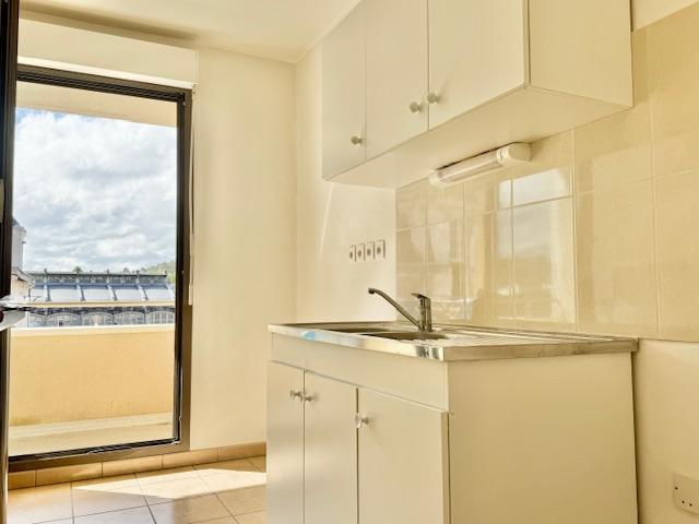 L'agence DELAITRE IMMOBILIER vous propose Rouen Rive droite à deux pas de la gare   cet appartement avec ascenseur de 63 m2 , parking couvert sécurisé , cave et balcon sud ouest donnant sur une  belle vue dégagée .  Très fonctionnel par son  une entrée indépendante avec placard, sa cuisine et son séjour donnant sur le même balcon, deux belles chambres au calme, sa salle de bains et son wc indépendant.  Ce bien particulièrement bien placé est totalement équipé de fenêtres aluminium avec volet roulant. ...