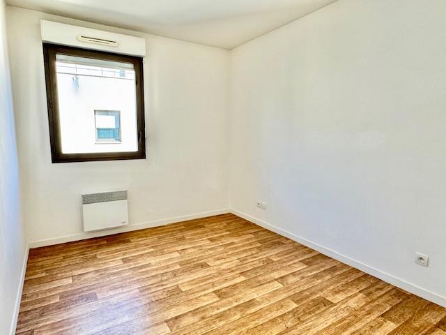L'agence DELAITRE IMMOBILIER vous propose Rouen Rive droite à deux pas de la gare   cet appartement avec ascenseur de 63 m2 , parking couvert sécurisé , cave et balcon sud ouest donnant sur une  belle vue dégagée .  Très fonctionnel par son  une entrée indépendante avec placard, sa cuisine et son séjour donnant sur le même balcon, deux belles chambres au calme, sa salle de bains et son wc indépendant.  Ce bien particulièrement bien placé est totalement équipé de fenêtres aluminium avec volet roulant. ...