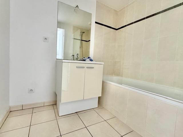L'agence DELAITRE IMMOBILIER vous propose Rouen Rive droite à deux pas de la gare   cet appartement avec ascenseur de 63 m2 , parking couvert sécurisé , cave et balcon sud ouest donnant sur une  belle vue dégagée .  Très fonctionnel par son  une entrée indépendante avec placard, sa cuisine et son séjour donnant sur le même balcon, deux belles chambres au calme, sa salle de bains et son wc indépendant.  Ce bien particulièrement bien placé est totalement équipé de fenêtres aluminium avec volet roulant. ...