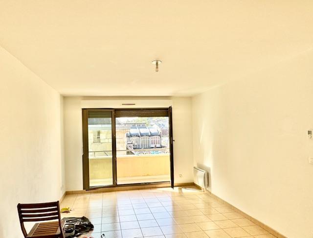 L'agence DELAITRE IMMOBILIER vous propose Rouen Rive droite à deux pas de la gare   cet appartement avec ascenseur de 63 m2 , parking couvert sécurisé , cave et balcon sud ouest donnant sur une  belle vue dégagée .  Très fonctionnel par son  une entrée indépendante avec placard, sa cuisine et son séjour donnant sur le même balcon, deux belles chambres au calme, sa salle de bains et son wc indépendant.  Ce bien particulièrement bien placé est totalement équipé de fenêtres aluminium avec volet roulant. ...
