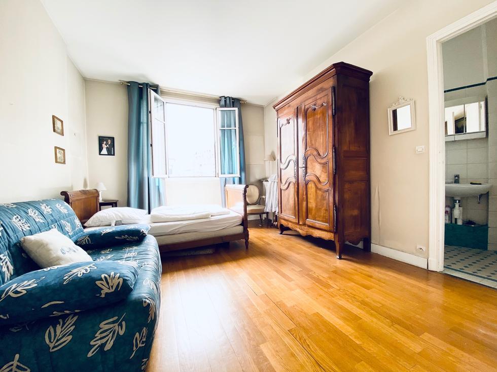 A vendre Rouen gare  cet appartement  de charme , moulures , parquets, cheminées T5 de  109 m2 au 1 ème étage avec ascenseur !...