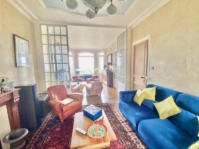A vendre  mi hauteur de Rouen,  cette  authentique maison de maître indépendante du XIXè de 210 m2 hab, les combles en cours de rénovation  ne sont pas comptabilisés , avec vue panoramique à fait l'objet d'une rénovation particulièrement soignée. Les parquets , les moulures, les cheminées , les pavés de ciment, les vitraux  tout y est , le ton est donné Son prix de 930000 € inclus les honoraires de l'agence  charge vendeur .
