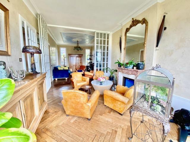 A vendre  mi hauteur de Rouen,  cette  authentique maison de maître indépendante du XIXè de 210 m2 hab, les combles en cours de rénovation  ne sont pas comptabilisés , avec vue panoramique à fait l'objet d'une rénovation particulièrement soignée. Les parquets , les moulures, les cheminées , les pavés de ciment, les vitraux  tout y est , le ton est donné Son prix de 930000 € inclus les honoraires de l'agence  charge vendeur .