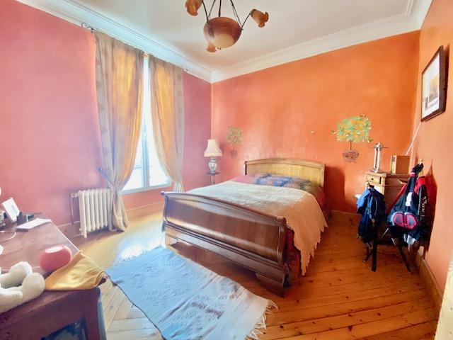 A vendre  mi hauteur de Rouen,  cette  authentique maison de maître indépendante du XIXè de 210 m2 hab, les combles en cours de rénovation  ne sont pas comptabilisés , avec vue panoramique à fait l'objet d'une rénovation particulièrement soignée. Les parquets , les moulures, les cheminées , les pavés de ciment, les vitraux  tout y est , le ton est donné Son prix de 930000 € inclus les honoraires de l'agence  charge vendeur .