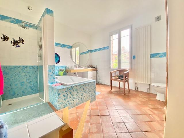 A vendre  mi hauteur de Rouen,  cette  authentique maison de maître indépendante du XIXè de 210 m2 hab, les combles en cours de rénovation  ne sont pas comptabilisés , avec vue panoramique à fait l'objet d'une rénovation particulièrement soignée. Les parquets , les moulures, les cheminées , les pavés de ciment, les vitraux  tout y est , le ton est donné Son prix de 930000 € inclus les honoraires de l'agence  charge vendeur .