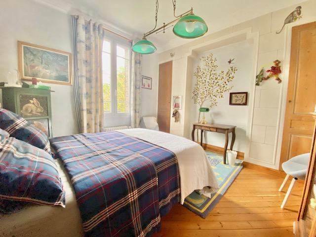 A vendre  mi hauteur de Rouen,  cette  authentique maison de maître indépendante du XIXè de 210 m2 hab, les combles en cours de rénovation  ne sont pas comptabilisés , avec vue panoramique à fait l'objet d'une rénovation particulièrement soignée. Les parquets , les moulures, les cheminées , les pavés de ciment, les vitraux  tout y est , le ton est donné Son prix de 930000 € inclus les honoraires de l'agence  charge vendeur .