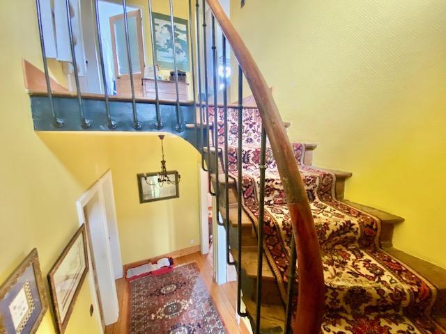 A vendre  mi hauteur de Rouen,  cette  authentique maison de maître indépendante du XIXè de 210 m2 hab, les combles en cours de rénovation  ne sont pas comptabilisés , avec vue panoramique à fait l'objet d'une rénovation particulièrement soignée. Les parquets , les moulures, les cheminées , les pavés de ciment, les vitraux  tout y est , le ton est donné Son prix de 930000 € inclus les honoraires de l'agence  charge vendeur .