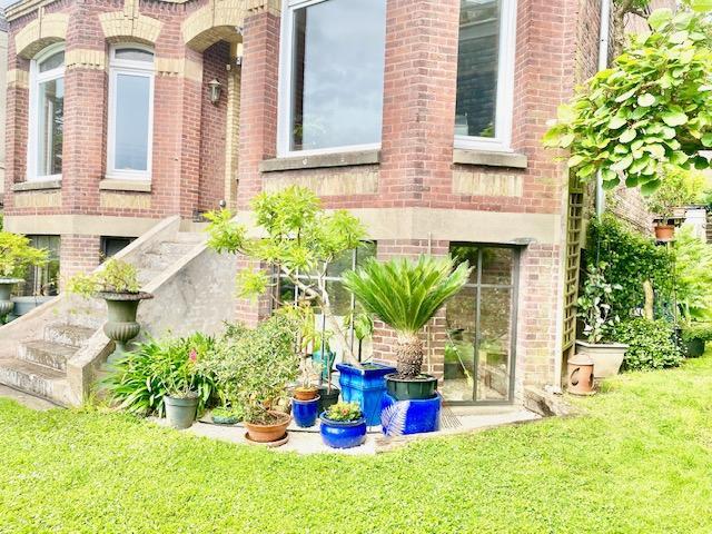 A vendre  mi hauteur de Rouen,  cette  authentique maison de maître indépendante du XIXè de 210 m2 hab, les combles en cours de rénovation  ne sont pas comptabilisés , avec vue panoramique à fait l'objet d'une rénovation particulièrement soignée. Les parquets , les moulures, les cheminées , les pavés de ciment, les vitraux  tout y est , le ton est donné Son prix de 930000 € inclus les honoraires de l'agence  charge vendeur .
