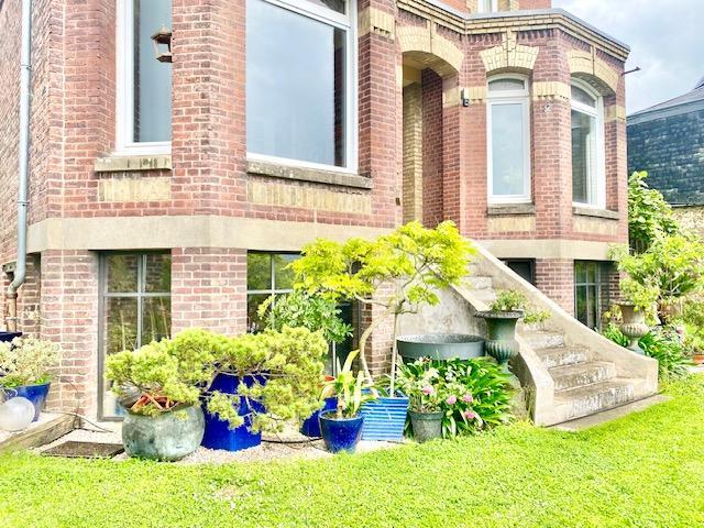 A vendre  mi hauteur de Rouen,  cette  authentique maison de maître indépendante du XIXè de 210 m2 hab, les combles en cours de rénovation  ne sont pas comptabilisés , avec vue panoramique à fait l'objet d'une rénovation particulièrement soignée. Les parquets , les moulures, les cheminées , les pavés de ciment, les vitraux  tout y est , le ton est donné Son prix de 930000 € inclus les honoraires de l'agence  charge vendeur .