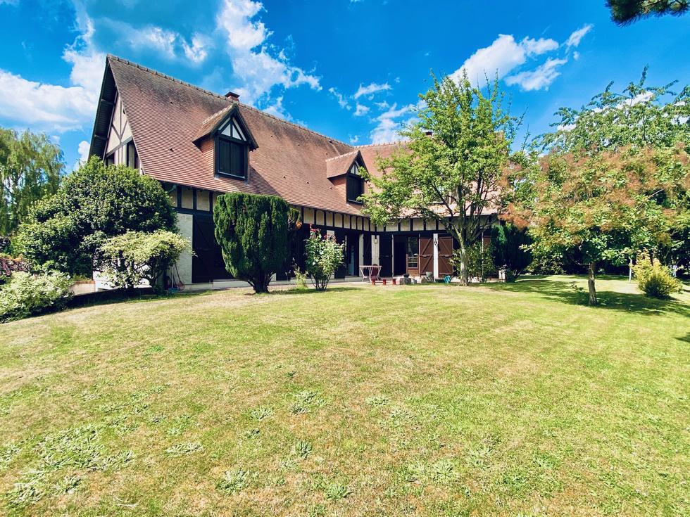 A vendre à  Mont Saint Aignan, cette propriété indépendante  de 250 m2 habitable sur sous sol complet avec garages et grand jardin clos pour environ 900 m2 .