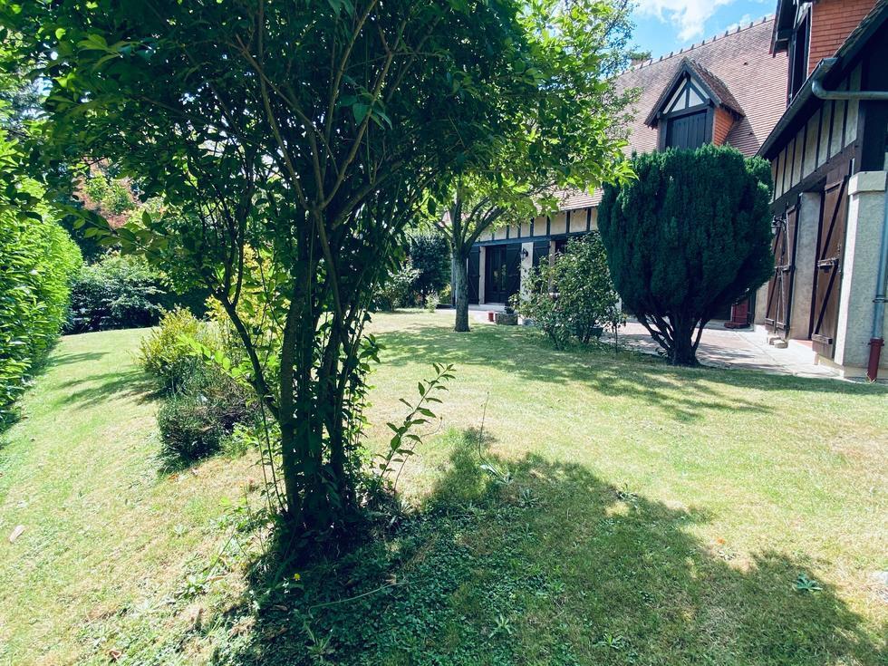 A vendre à  Mont Saint Aignan, cette propriété indépendante  de 250 m2 habitable sur sous sol complet avec garages et grand jardin clos pour environ 900 m2 .