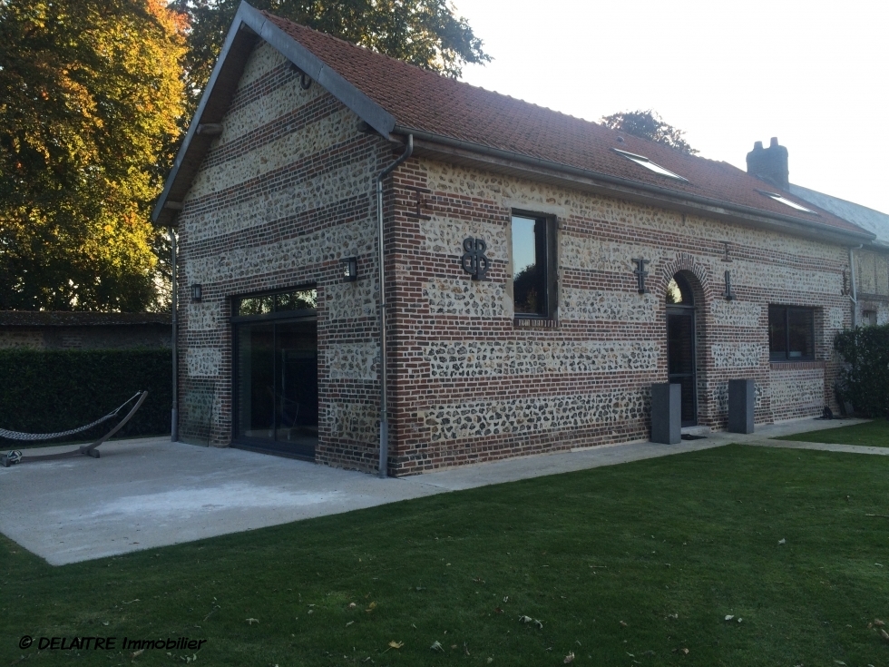 à vendre à Boisguillaume centre, cette  Maison contemporaine de 300 m2 hab indépendante avec une ambiance demi niveau . elle est très lumineuse et exposée sud/ sud ouest.  Elle offre une Entrée, une  grande réception de 76 m2 avec cheminée, une cuisine equipée,une  lingerie, cinq chambres dont une suite parentale, un salon d'étage avec bureau, trois salle de bains.   Vous pourrez utiliser son Sous sol avec  deux garages. 