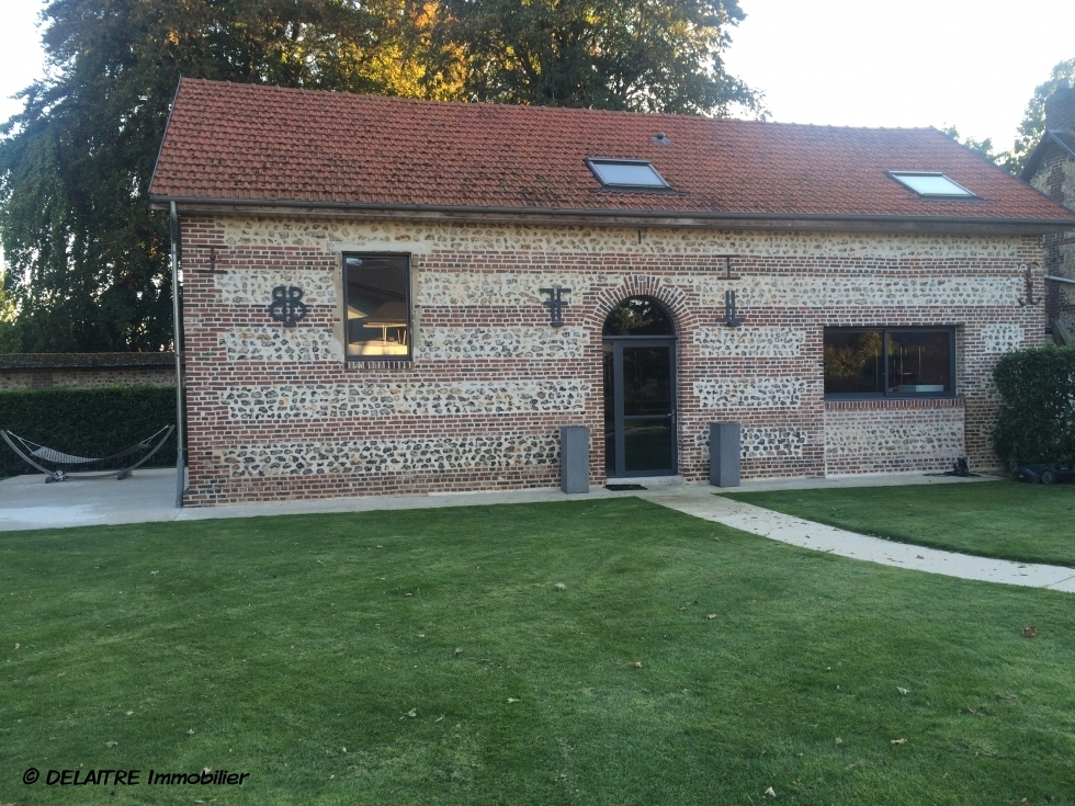 à vendre à Boisguillaume centre, cette  Maison contemporaine de 300 m2 hab indépendante avec une ambiance demi niveau . elle est très lumineuse et exposée sud/ sud ouest.  Elle offre une Entrée, une  grande réception de 76 m2 avec cheminée, une cuisine equipée,une  lingerie, cinq chambres dont une suite parentale, un salon d'étage avec bureau, trois salle de bains.   Vous pourrez utiliser son Sous sol avec  deux garages. 