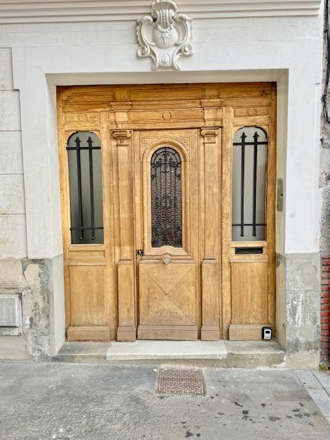 A vendre Rouen original studio, rénovation de qualité avec jardin plein sud au calme  Ce lieu original de 24 m2 av jardin clos de mur plein sud au calme vous offre une entrée independante , une salle de douches avec wc,  une grande pièce principale faisant office d'espace nuit.  l'ensemble entièrement rénové de qualité.  Petite et intime copropriété de 8 lots et le montant des charges courantes annuelles s'èlévent à 300 € /an  Son prix de 125 000€ honoraires d'agence inclus charge vendeur 