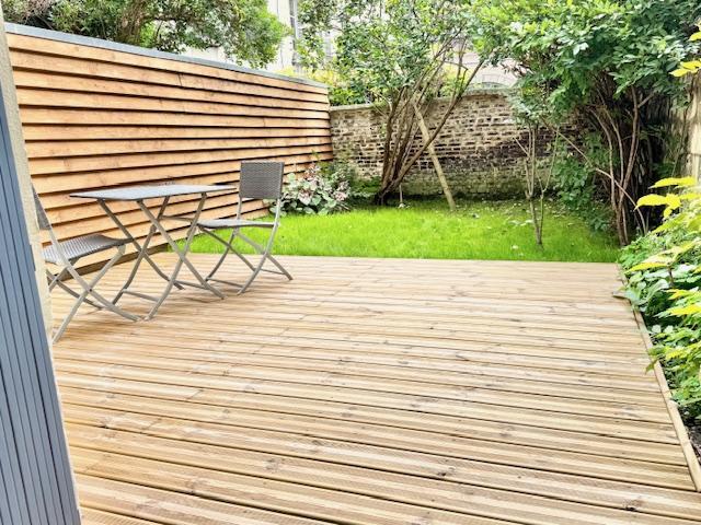 A vendre Rouen original studio, rénovation de qualité avec jardin plein sud au calme  Ce lieu original de 24 m2 av jardin clos de mur plein sud au calme vous offre une entrée independante , une salle de douches avec wc,  une grande pièce principale faisant office d'espace nuit.  l'ensemble entièrement rénové de qualité.  Petite et intime copropriété de 8 lots et le montant des charges courantes annuelles s'èlévent à 300 € /an  Son prix de 125 000€ honoraires d'agence inclus charge vendeur 