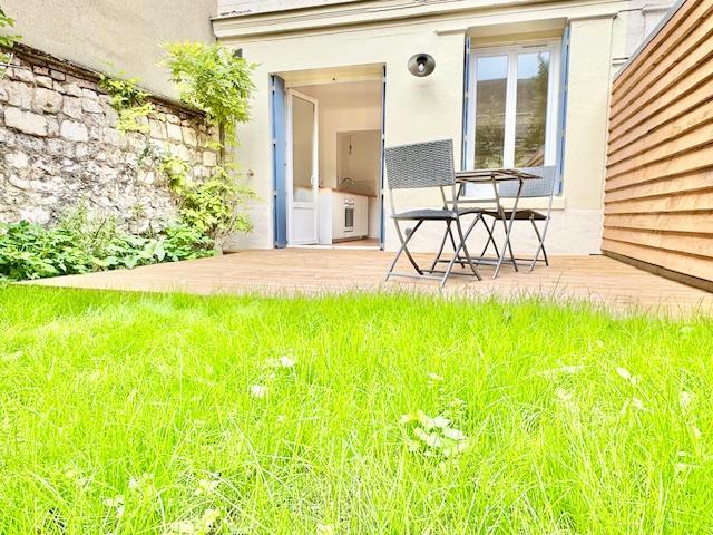 A vendre Rouen original studio, rénovation de qualité avec jardin plein sud au calme  Ce lieu original de 24 m2 av jardin clos de mur plein sud au calme vous offre une entrée independante , une salle de douches avec wc,  une grande pièce principale faisant office d'espace nuit.  l'ensemble entièrement rénové de qualité.  Petite et intime copropriété de 8 lots et le montant des charges courantes annuelles s'èlévent à 300 € /an  Son prix de 125 000€ honoraires d'agence inclus charge vendeur 
