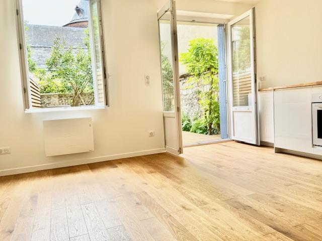A vendre Rouen original studio, rénovation de qualité avec jardin plein sud au calme  Ce lieu original de 24 m2 av jardin clos de mur plein sud au calme vous offre une entrée independante , une salle de douches avec wc,  une grande pièce principale faisant office d'espace nuit.  l'ensemble entièrement rénové de qualité.  Petite et intime copropriété de 8 lots et le montant des charges courantes annuelles s'èlévent à 300 € /an  Son prix de 125 000€ honoraires d'agence inclus charge vendeur 