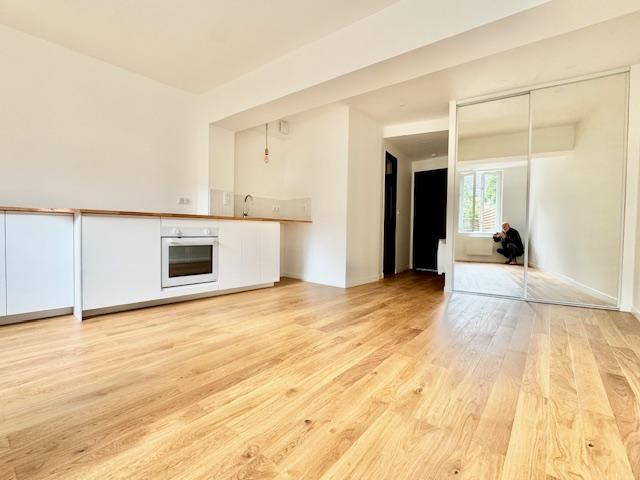A vendre Rouen original studio, rénovation de qualité avec jardin plein sud au calme  Ce lieu original de 24 m2 av jardin clos de mur plein sud au calme vous offre une entrée independante , une salle de douches avec wc,  une grande pièce principale faisant office d'espace nuit.  l'ensemble entièrement rénové de qualité.  Petite et intime copropriété de 8 lots et le montant des charges courantes annuelles s'èlévent à 300 € /an  Son prix de 125 000€ honoraires d'agence inclus charge vendeur 