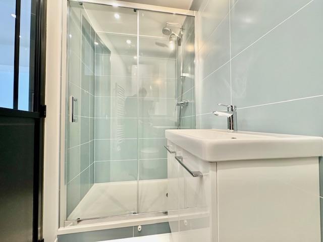 A vendre Rouen original studio, rénovation de qualité avec jardin plein sud au calme  Ce lieu original de 24 m2 av jardin clos de mur plein sud au calme vous offre une entrée independante , une salle de douches avec wc,  une grande pièce principale faisant office d'espace nuit.  l'ensemble entièrement rénové de qualité.  Petite et intime copropriété de 8 lots et le montant des charges courantes annuelles s'èlévent à 300 € /an  Son prix de 125 000€ honoraires d'agence inclus charge vendeur 