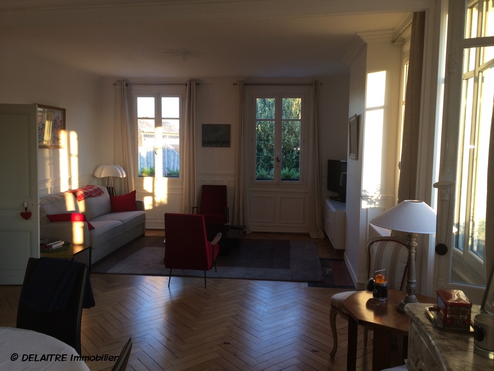 il y a un APPARTEMENT ANCIEN DE 132M² EN TRES BON ETAT  a vendre qui COMPRENd : une ENTREE, un GRAND SEJOUR, un  SALON, une CUISINE EQUIPEE, trois CHAMBRES, un  BUREAU, un DRESSING, une  SALLE DE BAINS, une SALLE DE DOUCHES.son CHAUFFage est  INDIViduel AU GAZ et il est  TRES LUMINEUX et PLEIN SUD. il y a 27 lots de copropriété et ses  CHARGES ANNUELLES sont de 1176 €uros par an. il est à vendre au PRIX de 329000 €URO 