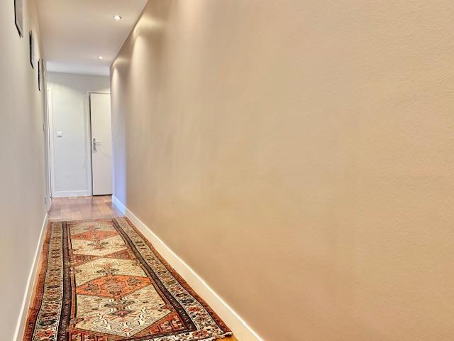 A vendre ROUEN GARE RESIDENTIEL ,  SECURISE, très bien tenue  et commerces à proximités.  Cet appartement de 110 m2 vue dégagée plein sud avec ascenseur garage et cave.  Très fonctionnel par son organisation offrant une entrée avec dressing, une grande pièce de réception séjour salon avec cheminée.  Une cuisine ouverte sur espace repas, modulable fermée, équipée et aménagée .  Trois belles chambres dont  une avec salle de douches attenante  Une seconde salle de douches et un wc  avec lave indépendant, l...