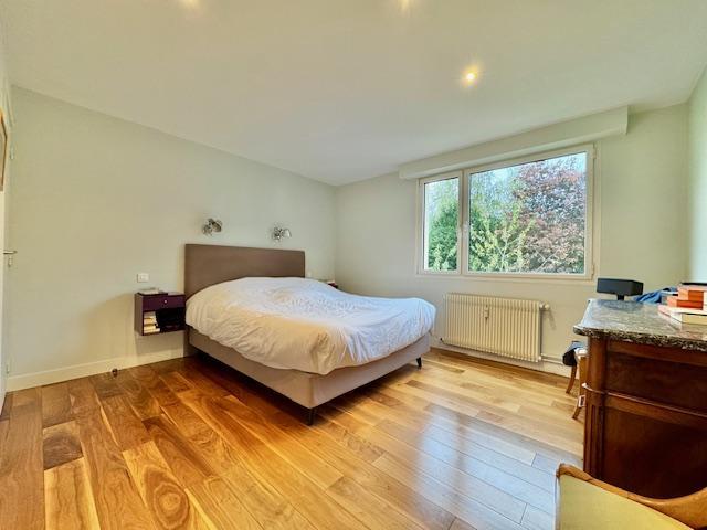 A vendre ROUEN GARE RESIDENTIEL ,  SECURISE, très bien tenue  et commerces à proximités.  Cet appartement de 110 m2 vue dégagée plein sud avec ascenseur garage et cave.  Très fonctionnel par son organisation offrant une entrée avec dressing, une grande pièce de réception séjour salon avec cheminée.  Une cuisine ouverte sur espace repas, modulable fermée, équipée et aménagée .  Trois belles chambres dont  une avec salle de douches attenante  Une seconde salle de douches et un wc  avec lave indépendant, l...