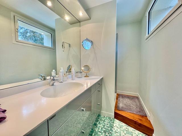 A vendre ROUEN GARE RESIDENTIEL ,  SECURISE, très bien tenue  et commerces à proximités.  Cet appartement de 110 m2 vue dégagée plein sud avec ascenseur garage et cave.  Très fonctionnel par son organisation offrant une entrée avec dressing, une grande pièce de réception séjour salon avec cheminée.  Une cuisine ouverte sur espace repas, modulable fermée, équipée et aménagée .  Trois belles chambres dont  une avec salle de douches attenante  Une seconde salle de douches et un wc  avec lave indépendant, l...