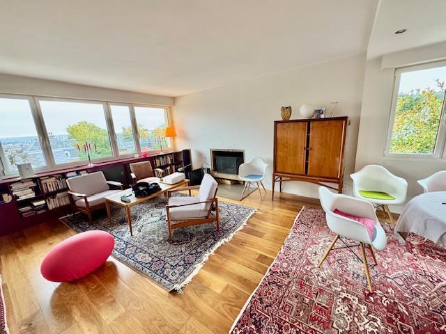 A vendre ROUEN GARE RESIDENTIEL ,  SECURISE, très bien tenue  et commerces à proximités.  Cet appartement de 110 m2 vue dégagée plein sud avec ascenseur garage et cave.  Très fonctionnel par son organisation offrant une entrée avec dressing, une grande pièce de réception séjour salon avec cheminée.  Une cuisine ouverte sur espace repas, modulable fermée, équipée et aménagée .  Trois belles chambres dont  une avec salle de douches attenante  Une seconde salle de douches et un wc  avec lave indépendant, l...