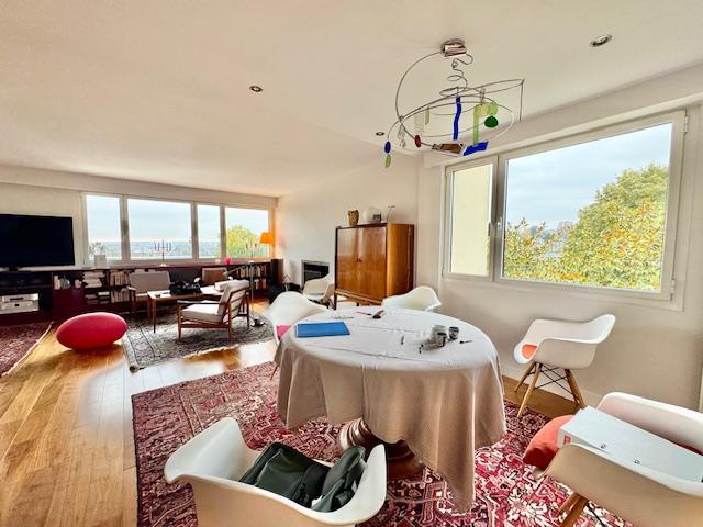 A vendre ROUEN GARE RESIDENTIEL ,  SECURISE, très bien tenue  et commerces à proximités.  Cet appartement de 110 m2 vue dégagée plein sud avec ascenseur garage et cave.  Très fonctionnel par son organisation offrant une entrée avec dressing, une grande pièce de réception séjour salon avec cheminée.  Une cuisine ouverte sur espace repas, modulable fermée, équipée et aménagée .  Trois belles chambres dont  une avec salle de douches attenante  Une seconde salle de douches et un wc  avec lave indépendant, l...