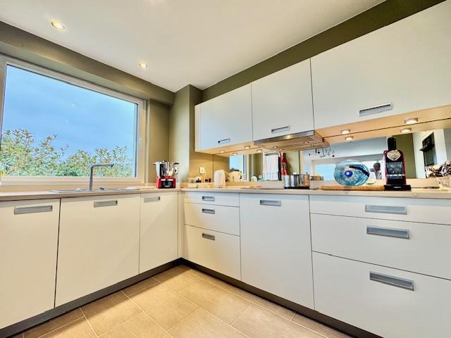 A vendre ROUEN GARE RESIDENTIEL ,  SECURISE, très bien tenue  et commerces à proximités.  Cet appartement de 110 m2 vue dégagée plein sud avec ascenseur garage et cave.  Très fonctionnel par son organisation offrant une entrée avec dressing, une grande pièce de réception séjour salon avec cheminée.  Une cuisine ouverte sur espace repas, modulable fermée, équipée et aménagée .  Trois belles chambres dont  une avec salle de douches attenante  Une seconde salle de douches et un wc  avec lave indépendant, l...