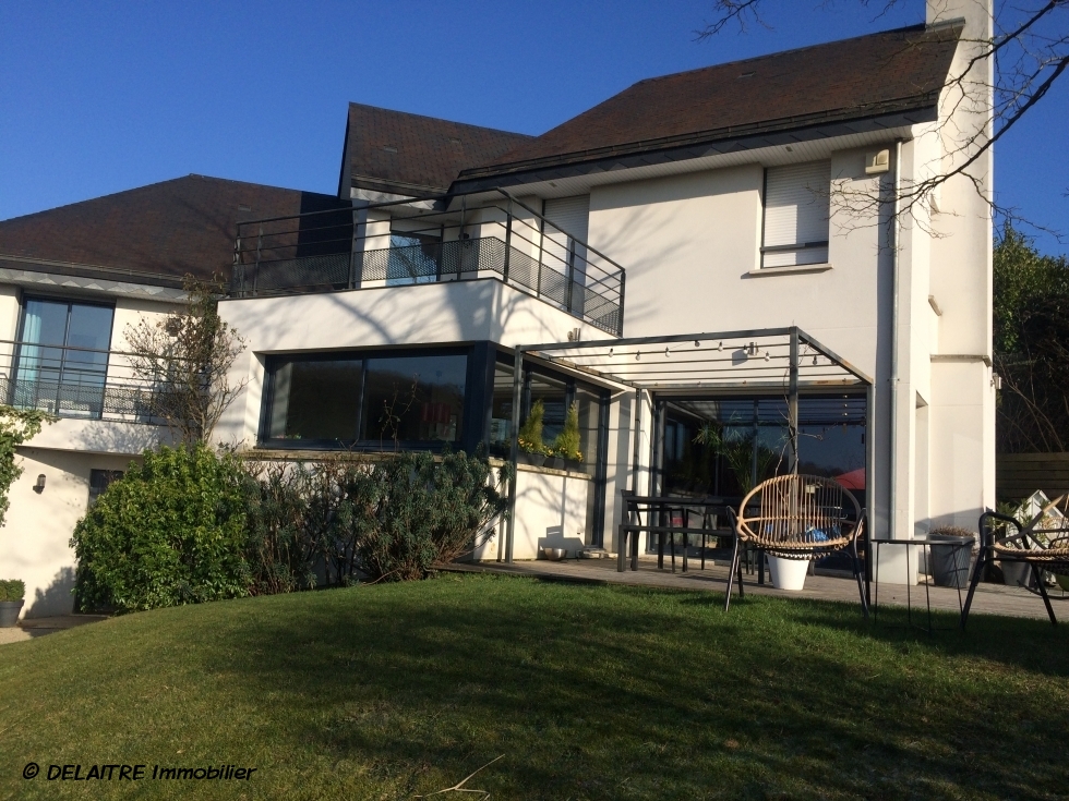 A vendre à Rouen saint gervais, cette  maison indépendante d'architecte contemporaine de 200 m2 habitable avec quatre stationnements dont deux couverts .  elle offre une  entrée,un wc avec  lave mains ,une chambre avec salle de douches.