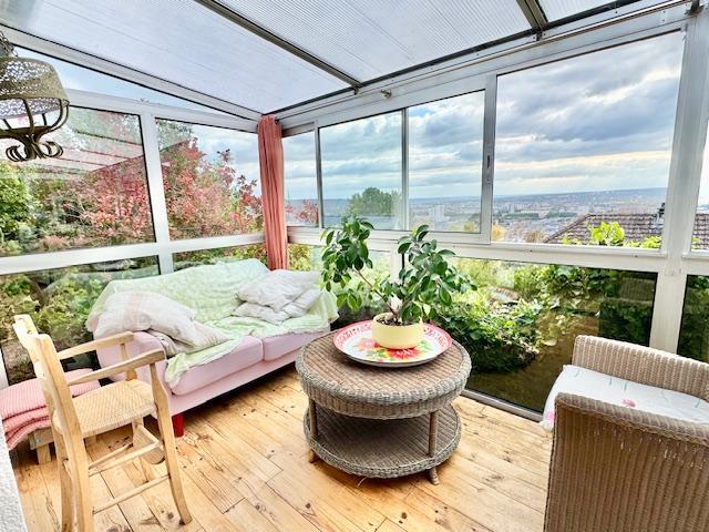 Votre agence DELAITRE IMMOBILIER VOUS PROPOSE EN EXCLUSIVITE  Seulement si vous avez envie d'originalité avec du stationnement, du calme, d'une vue dégagée, d'un plein soleil ....  A vendre ROUEN ST GERVAIS   Si vous avez envie d'originalité avec du stationnement, du calme, d'une vue dégagée, d'un plein soleil ....  Maison indépendante de 179 m9 avec jardin terrasses   Cette propriété organisée sur plusieurs niveaux et demi niveaux en deux entrées, un grand séjour salon, une cuisine aménagée avec espace...