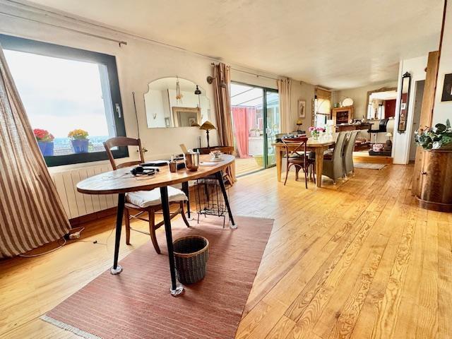 Votre agence DELAITRE IMMOBILIER VOUS PROPOSE EN EXCLUSIVITE  Seulement si vous avez envie d'originalité avec du stationnement, du calme, d'une vue dégagée, d'un plein soleil ....  A vendre ROUEN ST GERVAIS   Si vous avez envie d'originalité avec du stationnement, du calme, d'une vue dégagée, d'un plein soleil ....  Maison indépendante de 179 m9 avec jardin terrasses   Cette propriété organisée sur plusieurs niveaux et demi niveaux en deux entrées, un grand séjour salon, une cuisine aménagée avec espace...