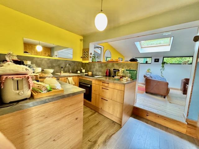 Votre agence DELAITRE IMMOBILIER VOUS PROPOSE EN EXCLUSIVITE  Seulement si vous avez envie d'originalité avec du stationnement, du calme, d'une vue dégagée, d'un plein soleil ....  A vendre ROUEN ST GERVAIS   Si vous avez envie d'originalité avec du stationnement, du calme, d'une vue dégagée, d'un plein soleil ....  Maison indépendante de 179 m9 avec jardin terrasses   Cette propriété organisée sur plusieurs niveaux et demi niveaux en deux entrées, un grand séjour salon, une cuisine aménagée avec espace...