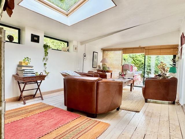 Votre agence DELAITRE IMMOBILIER VOUS PROPOSE EN EXCLUSIVITE  Seulement si vous avez envie d'originalité avec du stationnement, du calme, d'une vue dégagée, d'un plein soleil ....  A vendre ROUEN ST GERVAIS   Si vous avez envie d'originalité avec du stationnement, du calme, d'une vue dégagée, d'un plein soleil ....  Maison indépendante de 179 m9 avec jardin terrasses   Cette propriété organisée sur plusieurs niveaux et demi niveaux en deux entrées, un grand séjour salon, une cuisine aménagée avec espace...