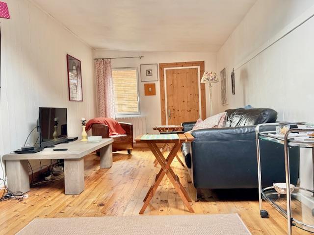 Votre agence DELAITRE IMMOBILIER VOUS PROPOSE EN EXCLUSIVITE  Seulement si vous avez envie d'originalité avec du stationnement, du calme, d'une vue dégagée, d'un plein soleil ....  A vendre ROUEN ST GERVAIS   Si vous avez envie d'originalité avec du stationnement, du calme, d'une vue dégagée, d'un plein soleil ....  Maison indépendante de 179 m9 avec jardin terrasses   Cette propriété organisée sur plusieurs niveaux et demi niveaux en deux entrées, un grand séjour salon, une cuisine aménagée avec espace...