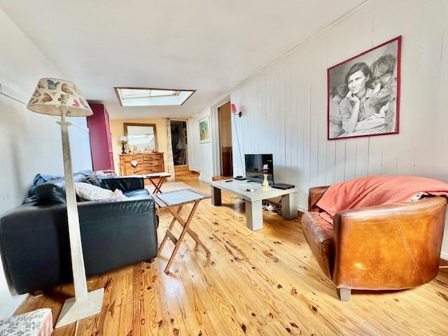 Votre agence DELAITRE IMMOBILIER VOUS PROPOSE EN EXCLUSIVITE  Seulement si vous avez envie d'originalité avec du stationnement, du calme, d'une vue dégagée, d'un plein soleil ....  A vendre ROUEN ST GERVAIS   Si vous avez envie d'originalité avec du stationnement, du calme, d'une vue dégagée, d'un plein soleil ....  Maison indépendante de 179 m9 avec jardin terrasses   Cette propriété organisée sur plusieurs niveaux et demi niveaux en deux entrées, un grand séjour salon, une cuisine aménagée avec espace...