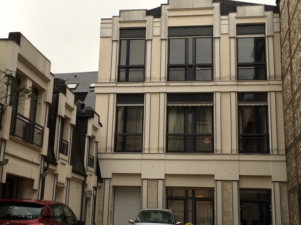 à vendre à Rouen rive doite , cet APPARTEMENT DE 200 M2  en loft au  DERNIER ETage  AVEC ASCENSEUR , propose une ENTRÉE , un GRAND SÉJOUR SALON , une  CUISINE ÉQUIPÉE , quatre  CHAMBRES , une SALLE DE BAINS.  son CHAUFFAGE est  INDIVIDUEL. Vous disposerez d'un GARAGE et d'une  CAVE à VIN.  Sa VUE EXCEPTIONNELLE  sur la CATHEDRALE est plein sud.