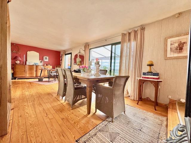 Votre agence DELAITRE IMMOBILIER VOUS PROPOSE EN EXCLUSIVITE  Seulement si vous avez envie d'originalité avec du stationnement, du calme, d'une vue dégagée, d'un plein soleil ....  A vendre ROUEN ST GERVAIS   Si vous avez envie d'originalité avec du stationnement, du calme, d'une vue dégagée, d'un plein soleil ....  Maison indépendante de 179 m9 avec jardin terrasses   Cette propriété organisée sur plusieurs niveaux et demi niveaux en deux entrées, un grand séjour salon, une cuisine aménagée avec espace...